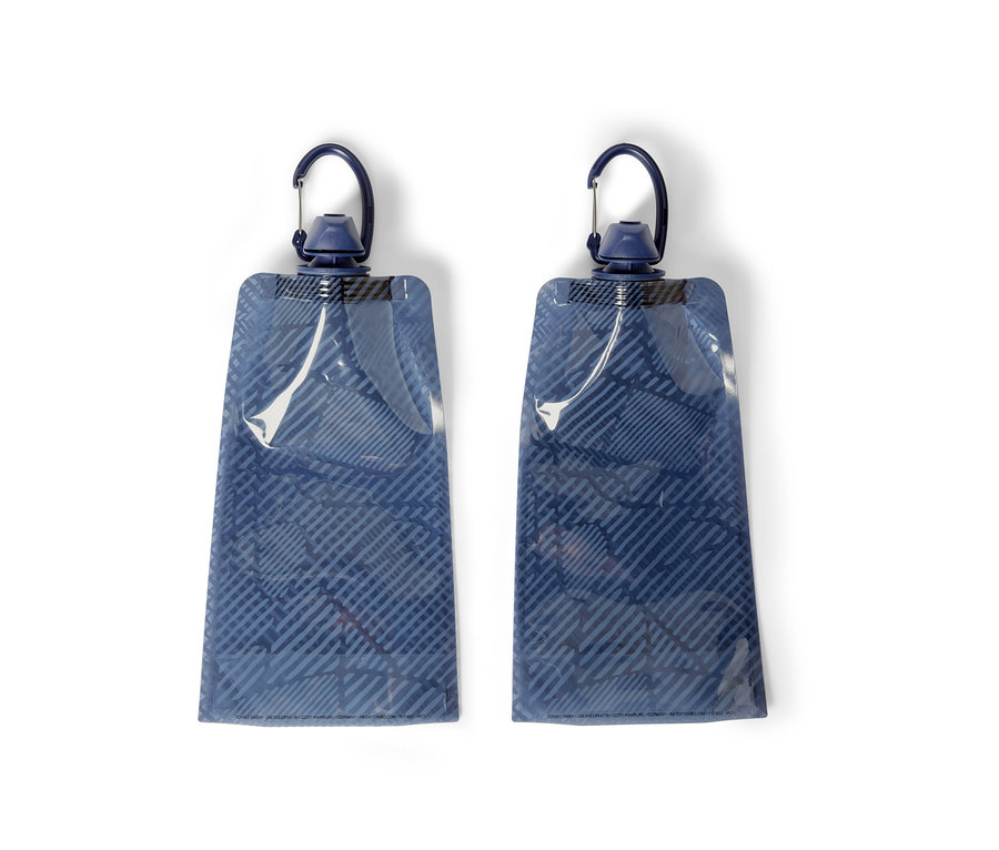 Dwa niebieskie bidony.