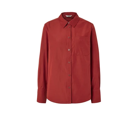 Czerwona bluzka outdoorowa z długimi rękawami i kieszenią na piersi.