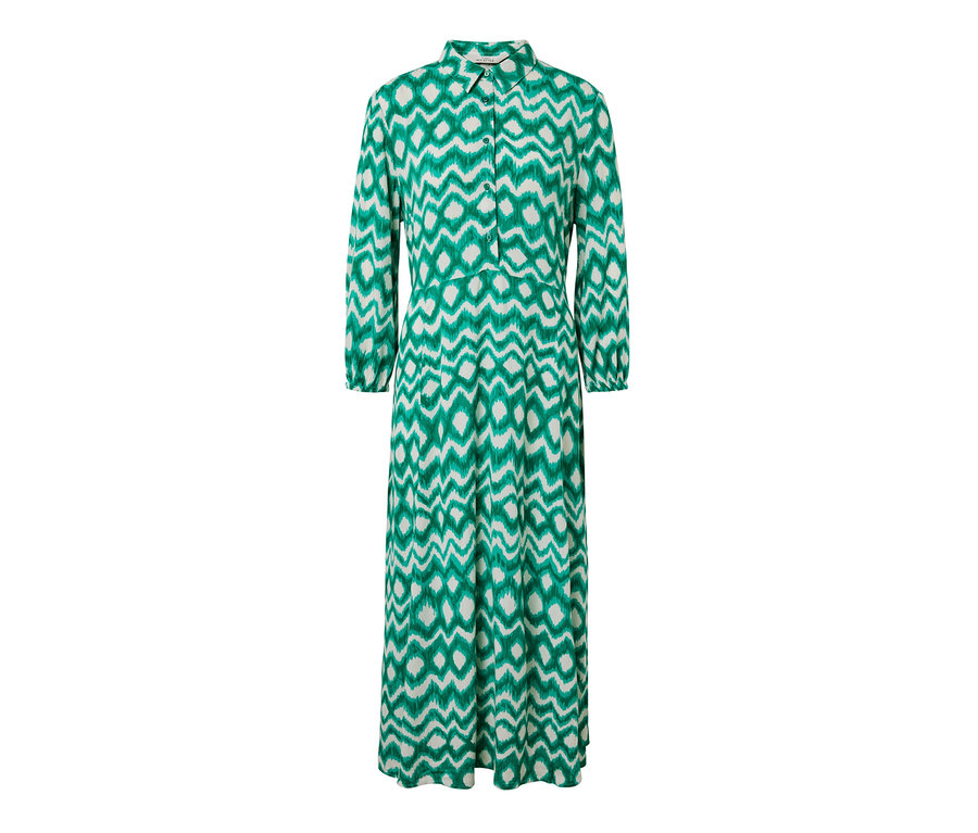 Zielono-biała wzorzysta sukienka koszulowa.
