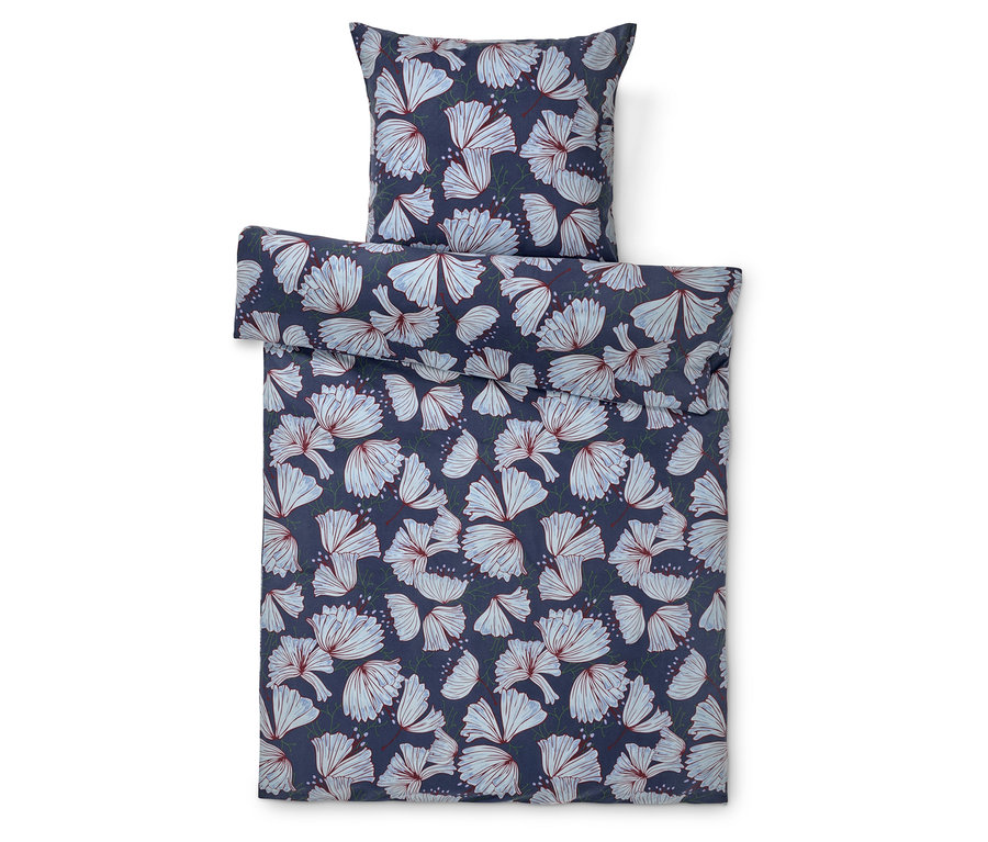 Pościel we wzór kwiatowy na ciemnoniebieskim tle.