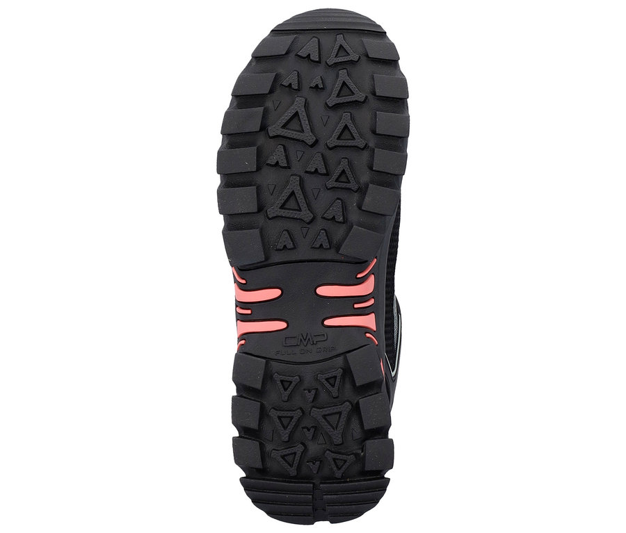 Podeszwa czarnego buta trekkingowego z pomarańczowymi akcentami i grubym bieżnikiem.