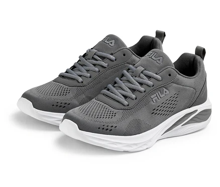 Dwa męskie sneakersy FILA Specctris, castlerock, z białymi podeszwami, ustawione obok siebie.