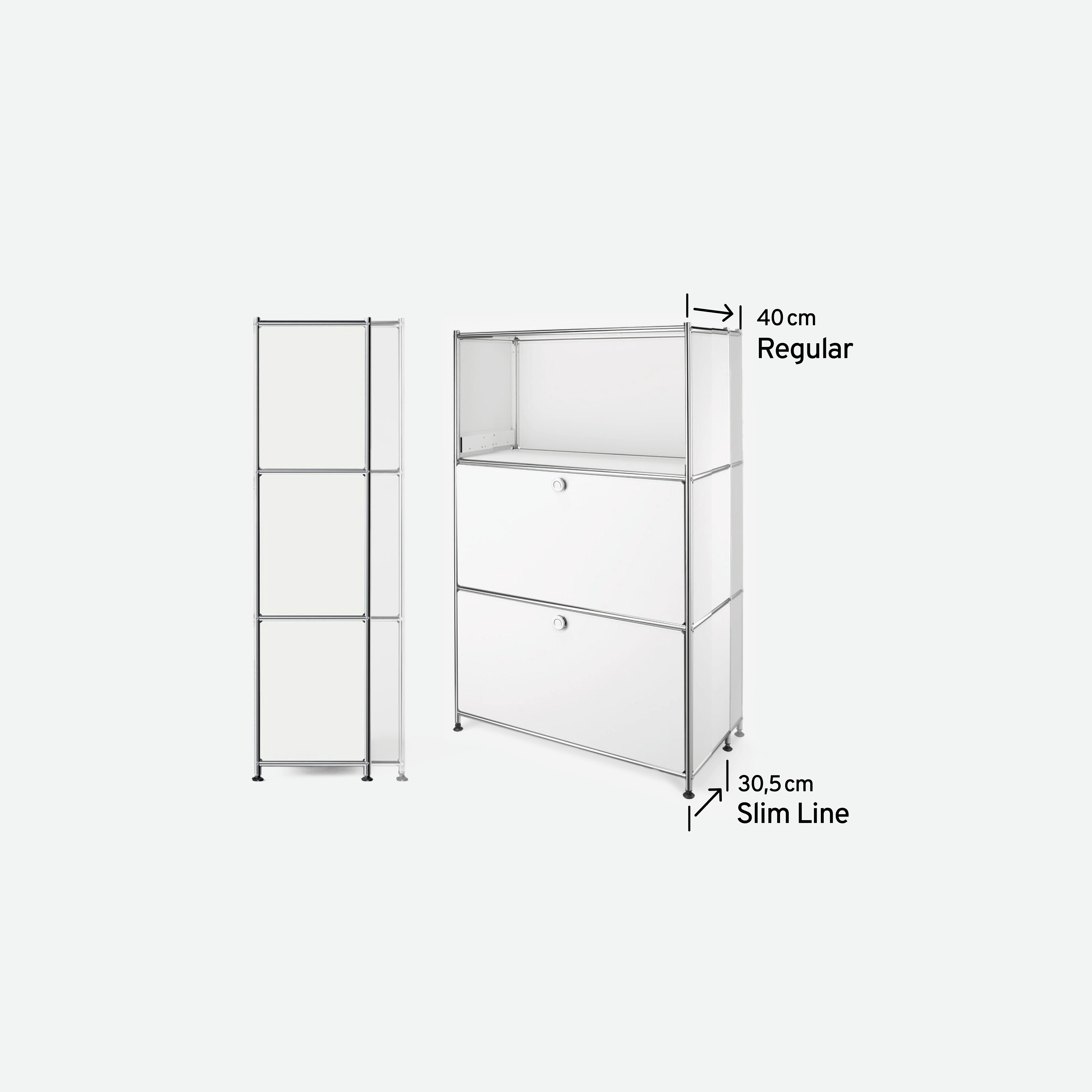 Dwa białe regały z srebrnymi detalami stoją na białym tle. Lewy regał ma 30 cm szerokości, prawy 40 cm.