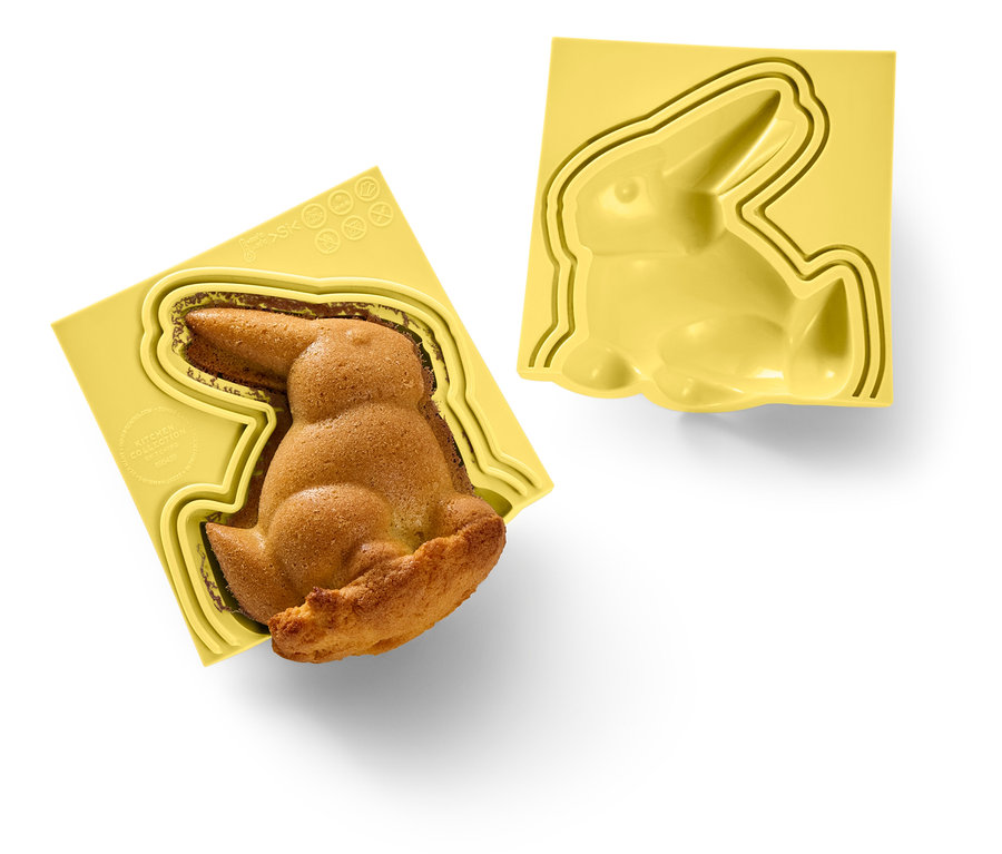 Upieczony królik w żółtej formie obok pustej żółtej formy królika.