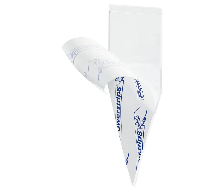 Powerstrip przyklejony do białej ściany.