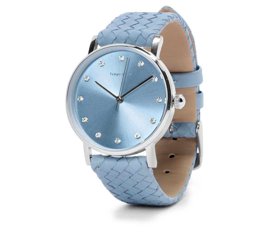 Zbliżenie zegarka na rękę z jasnoniebieską tarczą, srebrną kopertą i jasnoniebieskim, plecionym paskiem.