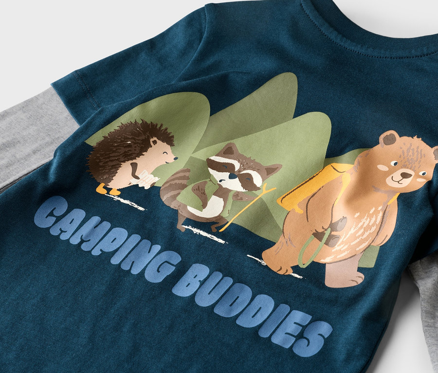 Niebieska koszulka z długim rękawem z jeżem, szopem i niedźwiedziem z plecakiem oraz napisem „Camping Buddies”.