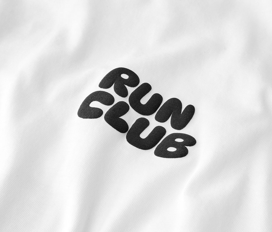 Biała koszulka sportowa z czarnym napisem "RUN CLUB".