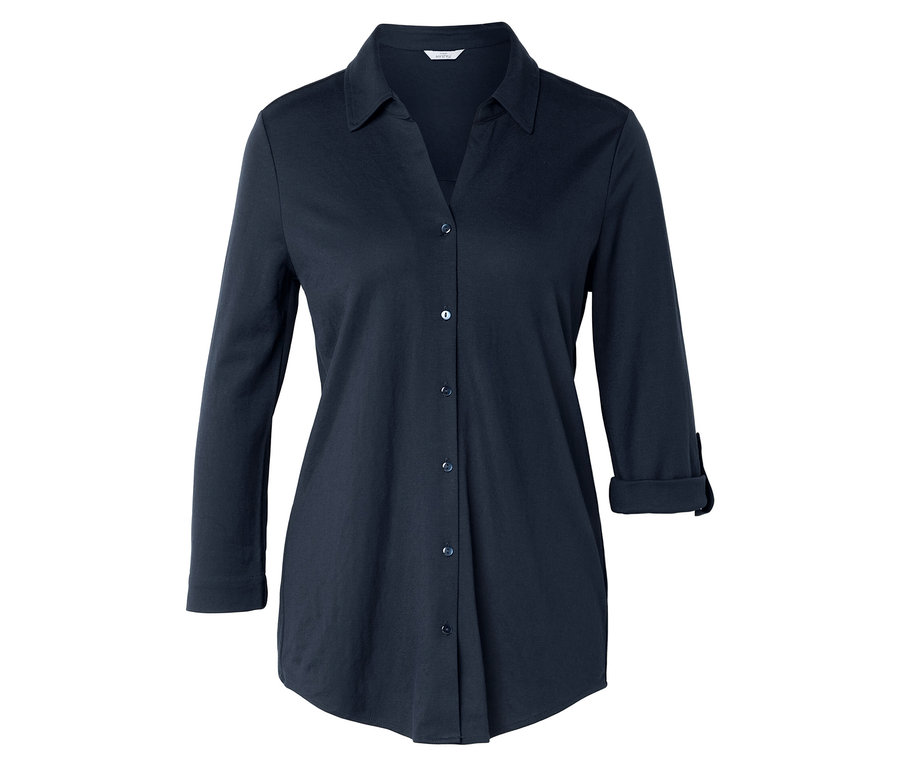 Granatowa koszula z długimi podwiniętymi rękawami.