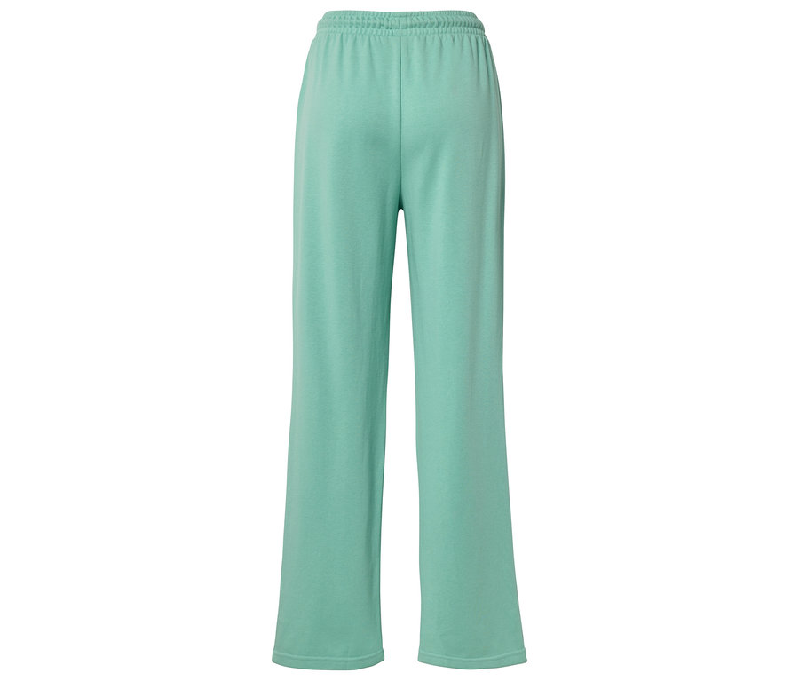 Widok z tyłu jasnozielonych, luźnych spodni z elastycznym pasem.