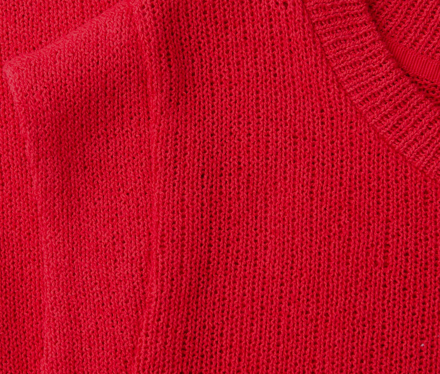Zbliżenie na czerwoną koszulkę Street One o splocie dzianiny.