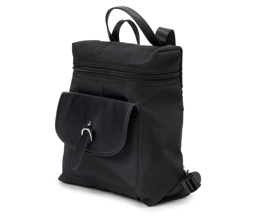 Zbliżenie czarnego plecaka z klapą i zapięciem na przełącznik.