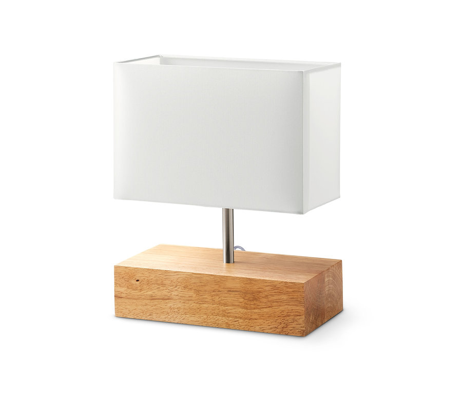 Lampa stołowa z drewnianą podstawą i białym, prostokątnym abażurem.
