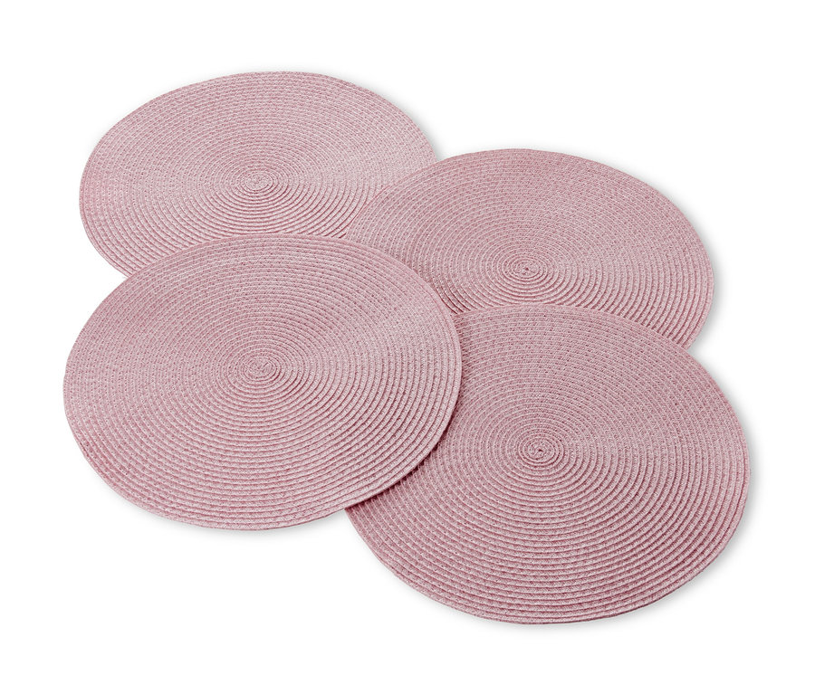 Cztery różowe podkładki pod talerze.