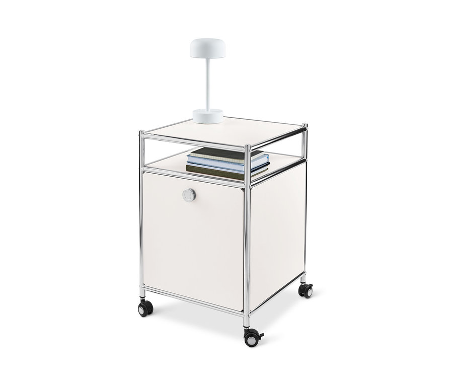 Biały metalowy kontener na kółkach »CN3« z klapą.