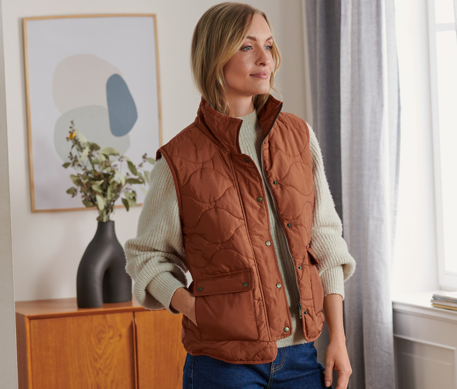 Kobieta ma na sobie kamizelkę pikowaną.