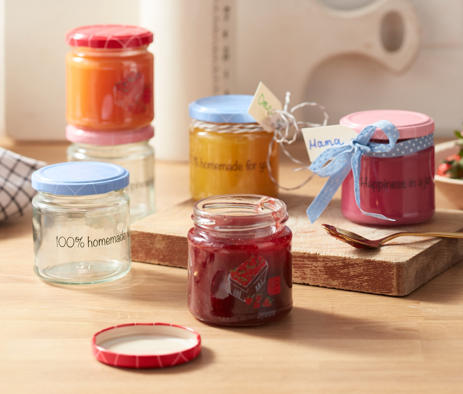Słoiki z zakrętkami, 6 sztuk, z domowymi dżemami i etykietami na drewnianym stole.
