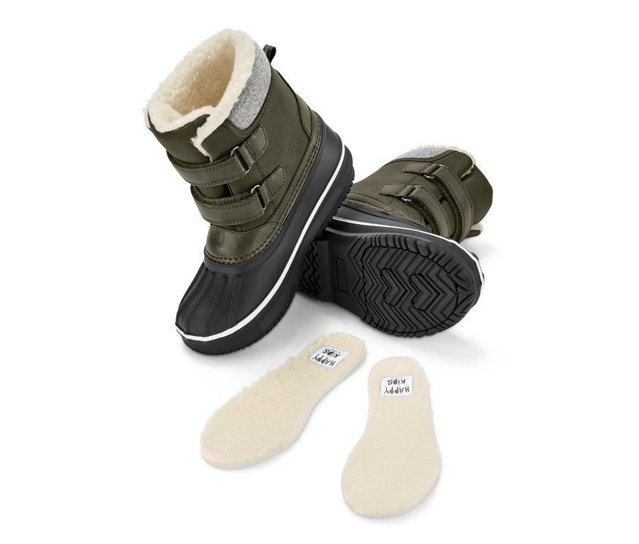 Dwa oliwkowe buty na każdą pogodę z wkładkami leżą na białym tle.