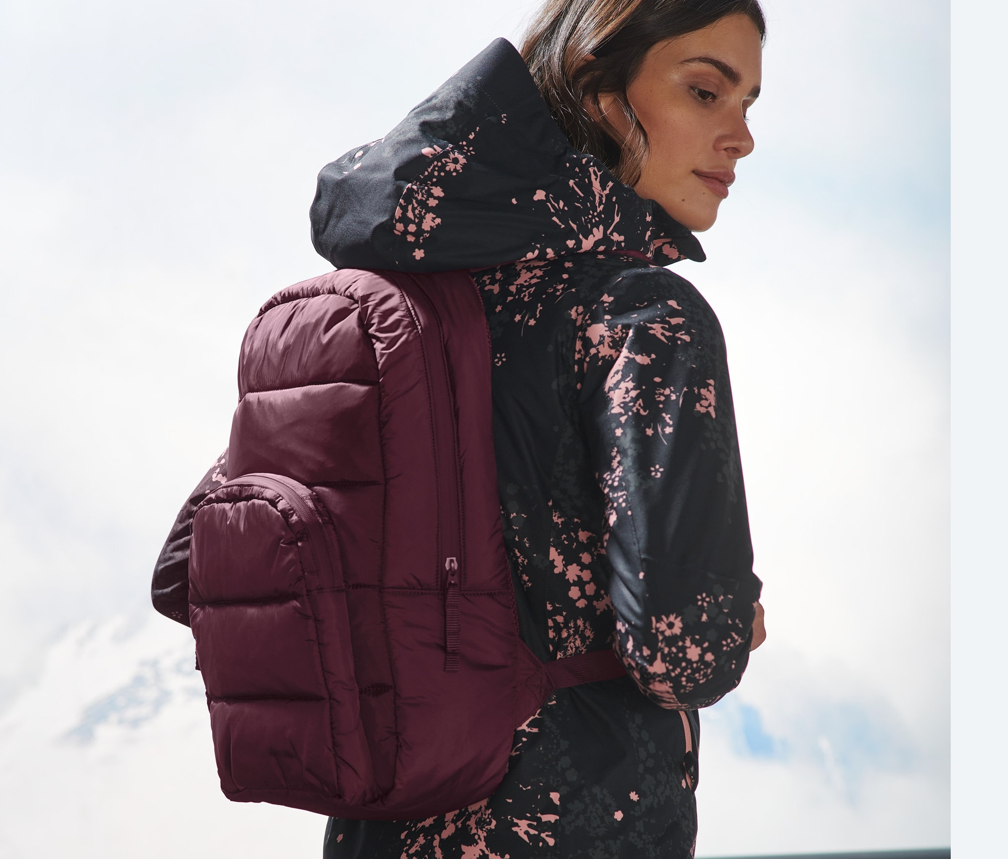 Kobieta z pikowanym plecakiem.