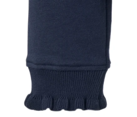 Fragment bluzy dresowej z dzianinowymi detalami.