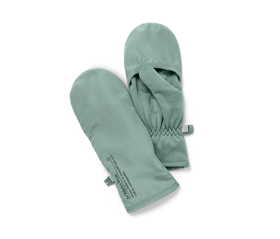 Dwie jasnozielone rękawiczki do biegania z klapką leżą obok siebie.