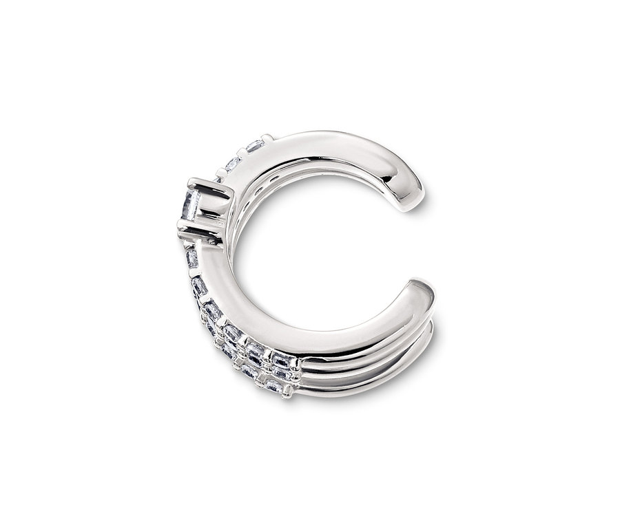Szczegółowe ujęcie srebrnego kolczyka spirali »Ear cuff Spirála« zdobionego cyrkoniami.