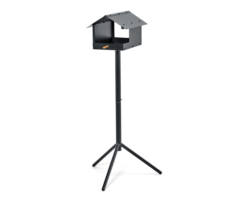 Czarny karmnik dla ptaków na stojaku.