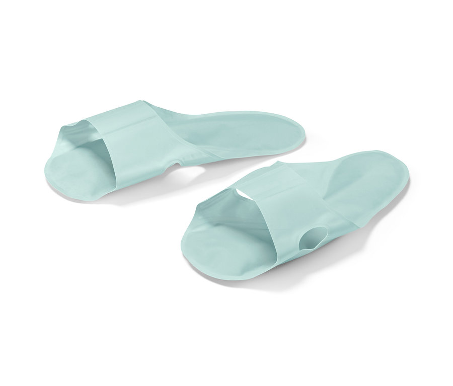 Dwie jasno niebieskie wkładki relaksacyjne na białym tle.