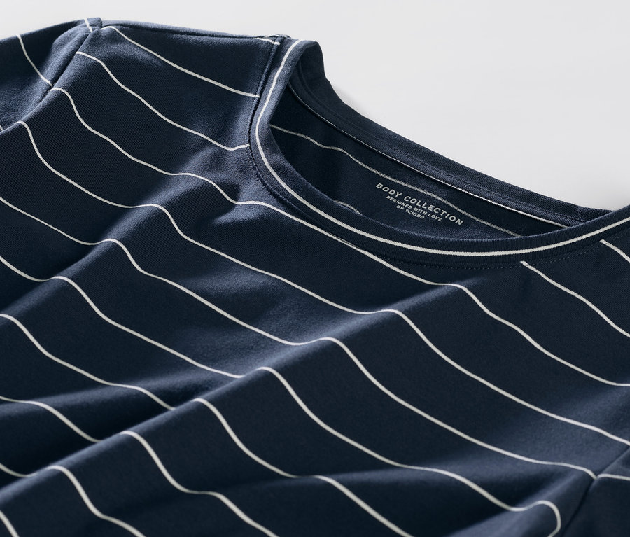 Szczegół granatowo-białej piżamy w paski.