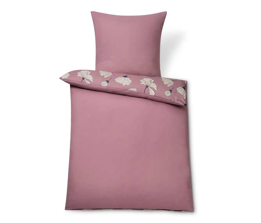 Szaro-różowa pościel z mikrowłókna: jedna poduszka i jedna kołdra, obie z kwiatowym brzegiem.