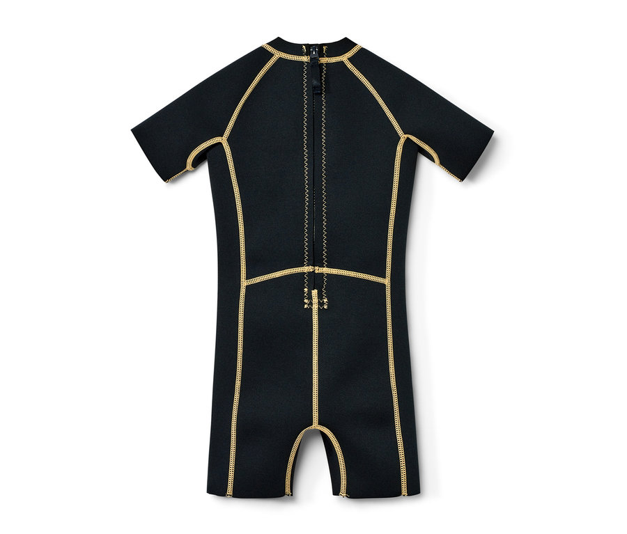 Czarny dziecięcy kombinezon piankowy z krótkimi rękawami i złotymi szwami.