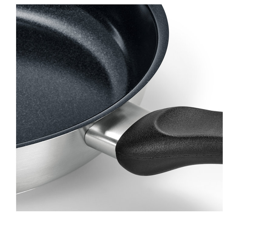 Zbliżenie na patelnię ze stali nierdzewnej z wysokiej jakości powłoką ceramiczną i czarną rączką.