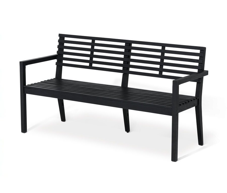 Czarna ławka ogrodowa z podłokietnikami na białym tle.