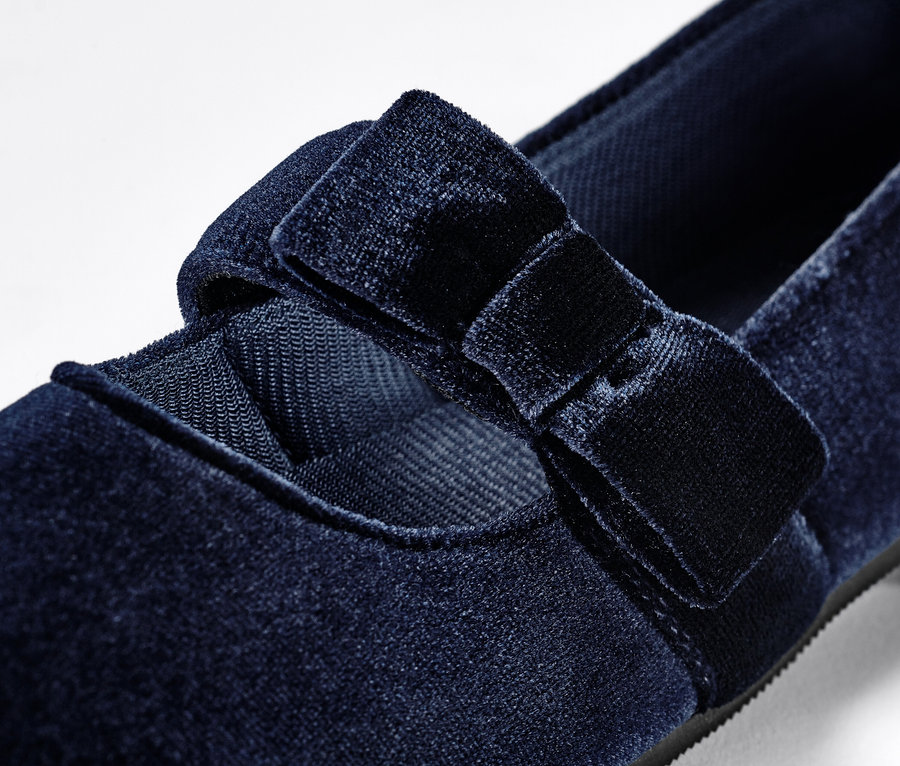 Detal aksamitnych balerin z kokardą.