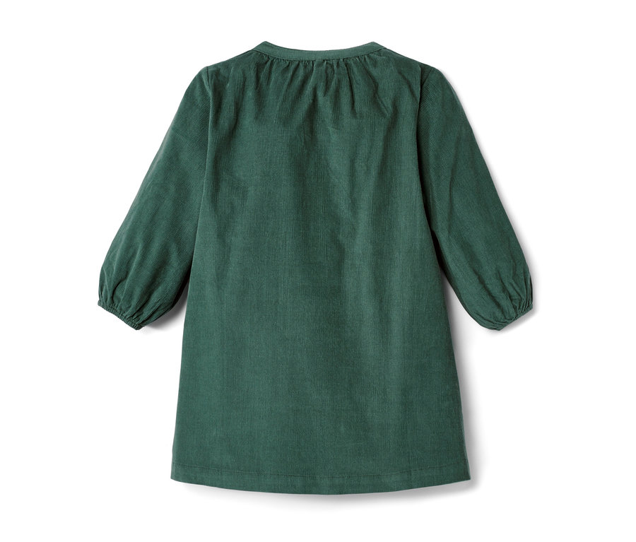 Zbliżenie na sztruksową sukienkę.