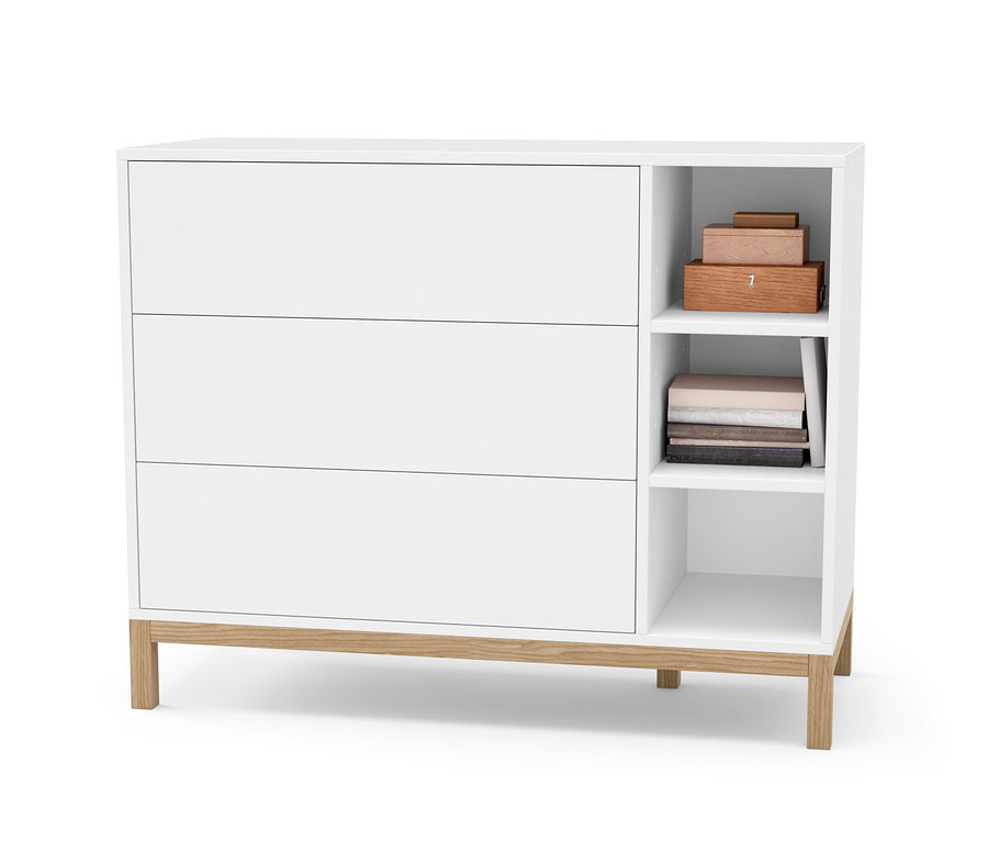 Biała komoda z trzema szufladami i otwartymi półkami.