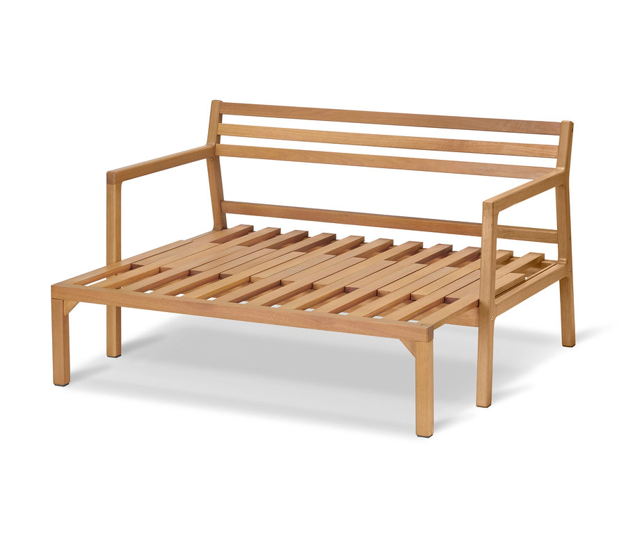 Rozsuwana sofa ogrodowa z drewnianych listew stoi na białym tle.