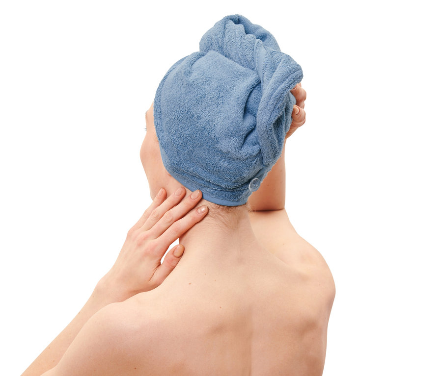 Kobieta z ręcznikiem-turbanem na głowie.