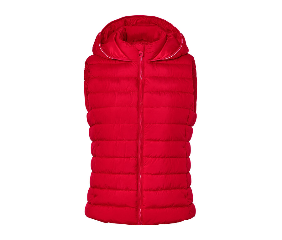 Czerwona kamizelka pikowana z kapturem na białym tle.