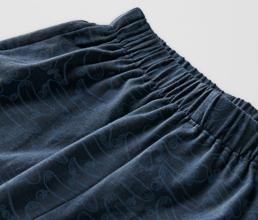 Szczegół piżamy z krótkimi spodenkami dla dzieci z elastycznym pasem i wzorem.