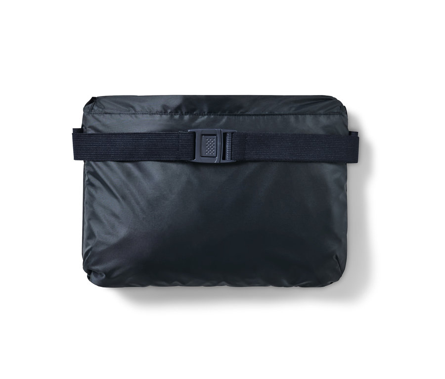 Złożone niebieskie ponczo przeciwdeszczowe uniseks zabezpieczone paskiem.