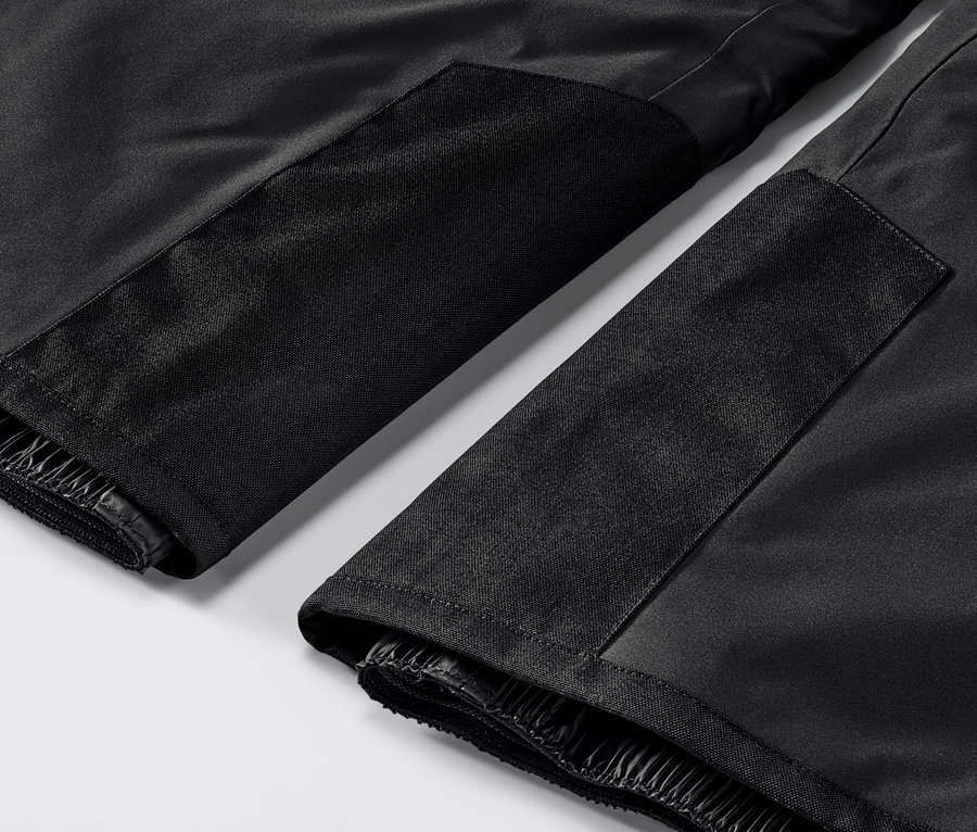 Zbliżenie na czarne, profesjonalne spodnie narciarskie.