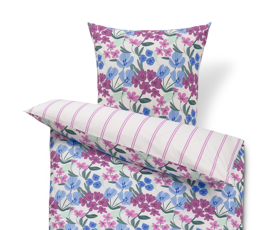 Biała pościel z bawełny renforcé w kwiaty o standardowym rozmiarze i biała pościel z bawełny renforcé w kwiaty o bardzo dużym rozmiarze.