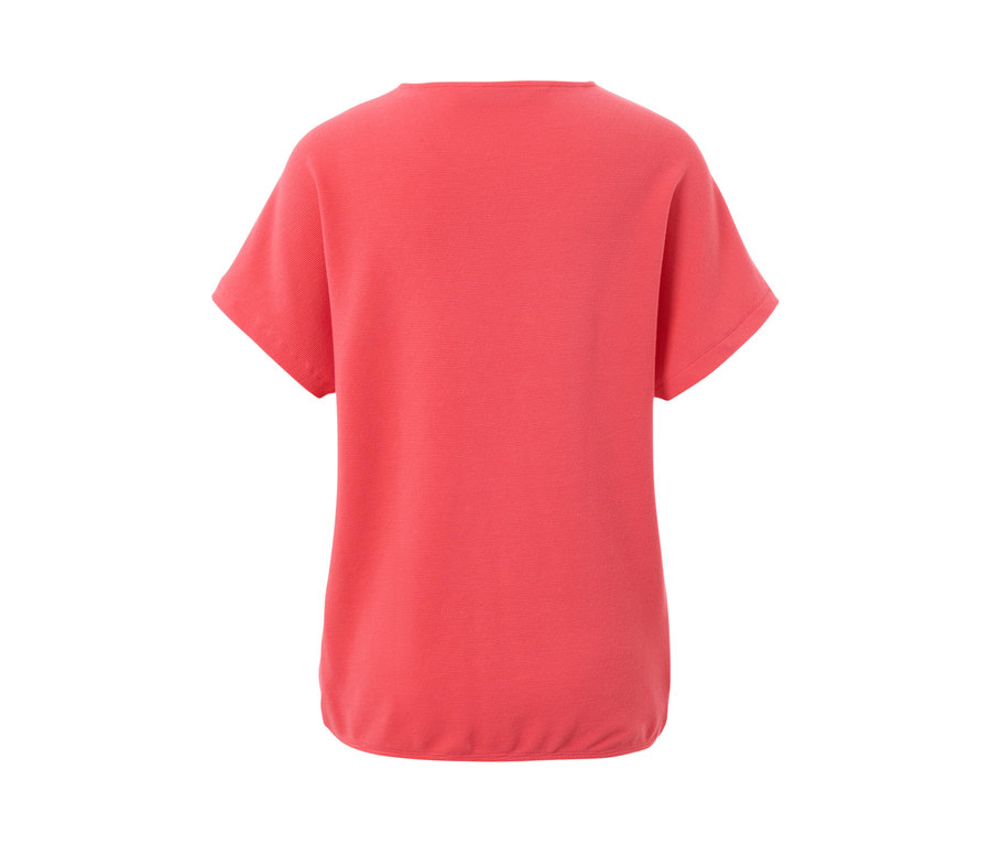 Widok z tyłu koralowej bluzki.