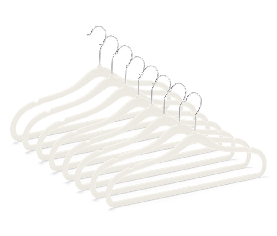 Osiem bardzo wąskich wieszaków na ubrania w kolorze kremowym z chromowanymi haczykami.