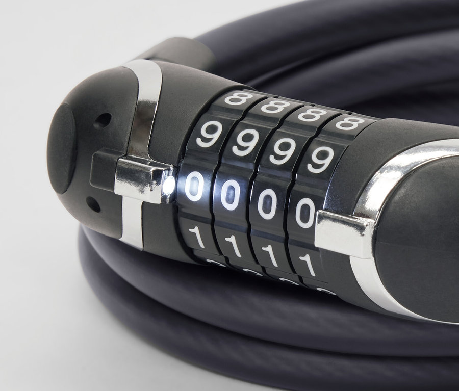 Zbliżenie na bardzo długie uniwersalne zapięcie ze stali z kodem "0000".