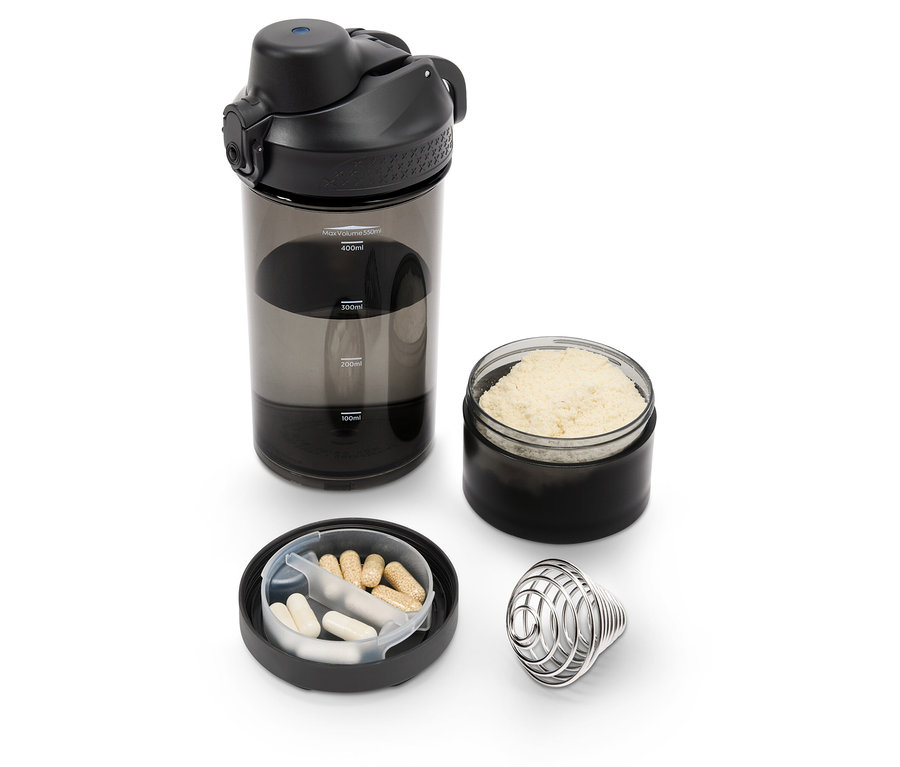 Czarny shaker z suplementami diety na białym tle.