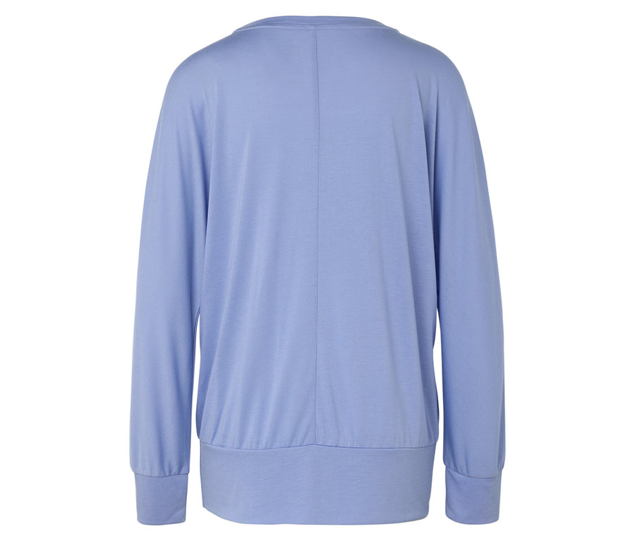 Widok z tyłu na jasnoniebieską bluzkę z długim rękawem.