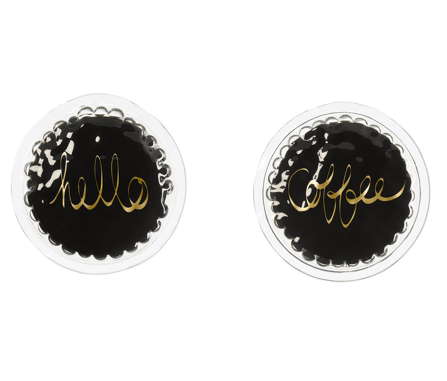 Dwa chłodzące okłady na oczy: jeden z napisem 'hello', a drugi z napisem 'coffee'.
