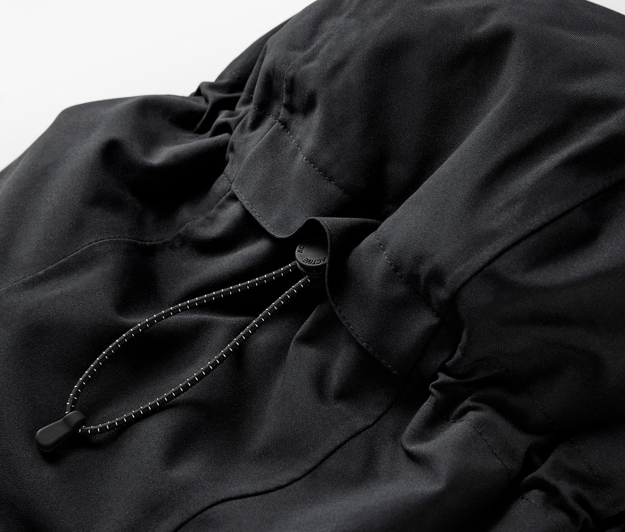 Zbliżenie na czarny plecak ze sznurkiem.